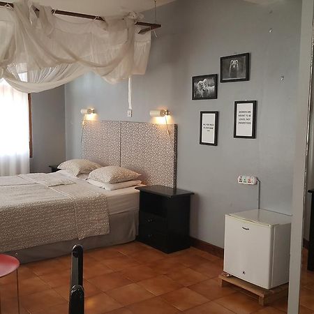 Q-Bar & Guesthouse Дар ес Саалам Екстериор снимка