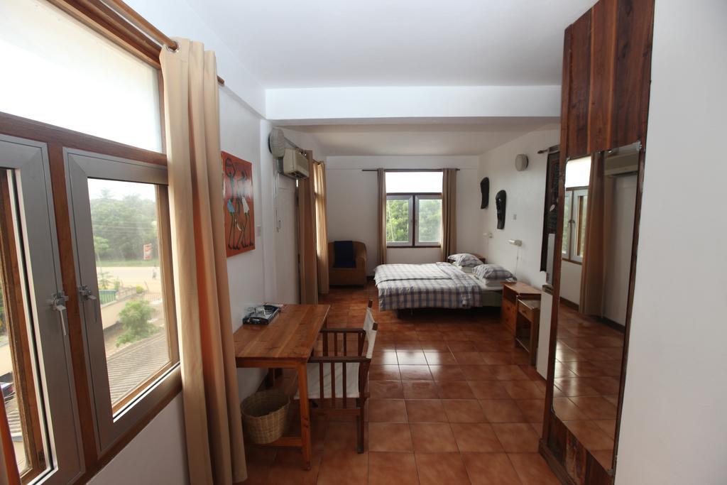 Q-Bar & Guesthouse Дар ес Саалам Стая снимка