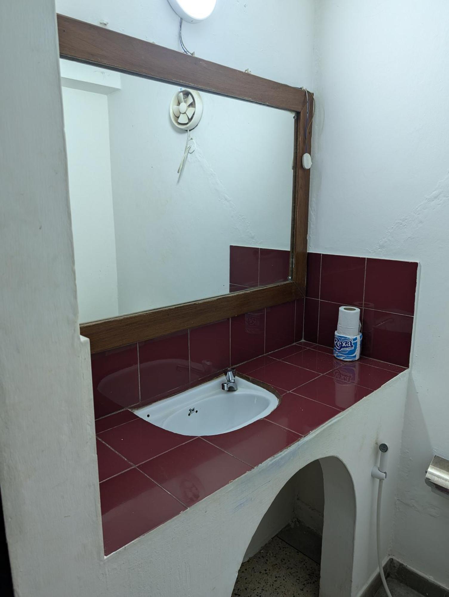 Q-Bar & Guesthouse Дар ес Саалам Екстериор снимка