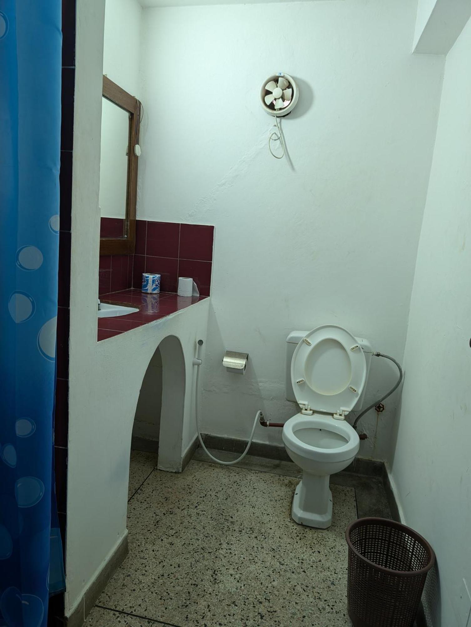 Q-Bar & Guesthouse Дар ес Саалам Екстериор снимка