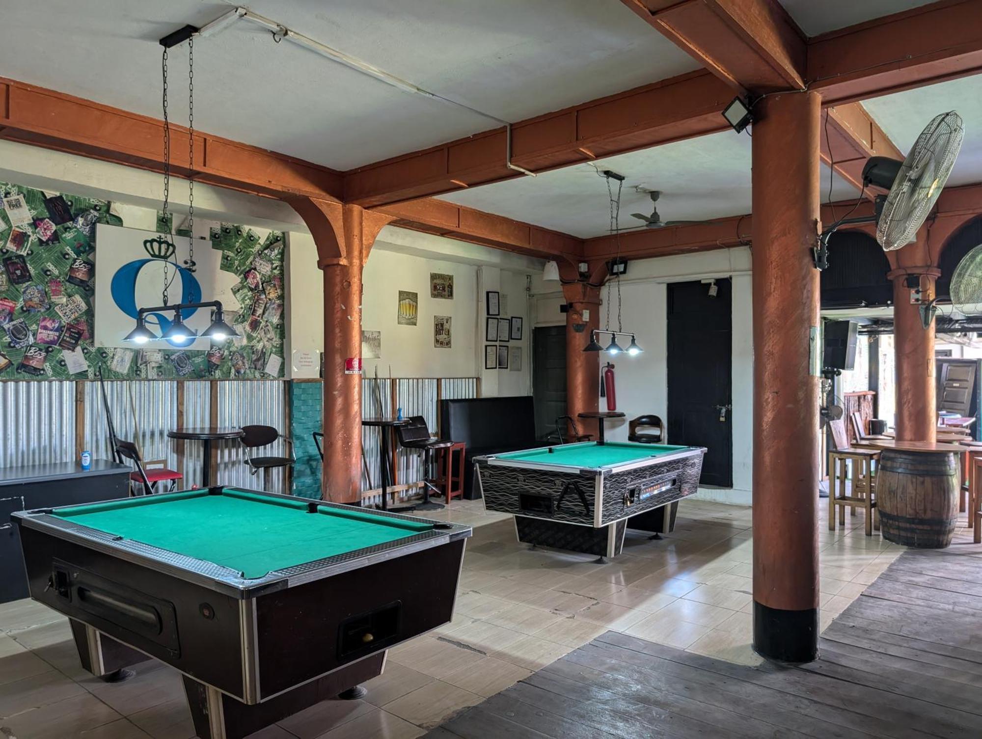 Q-Bar & Guesthouse Дар ес Саалам Екстериор снимка
