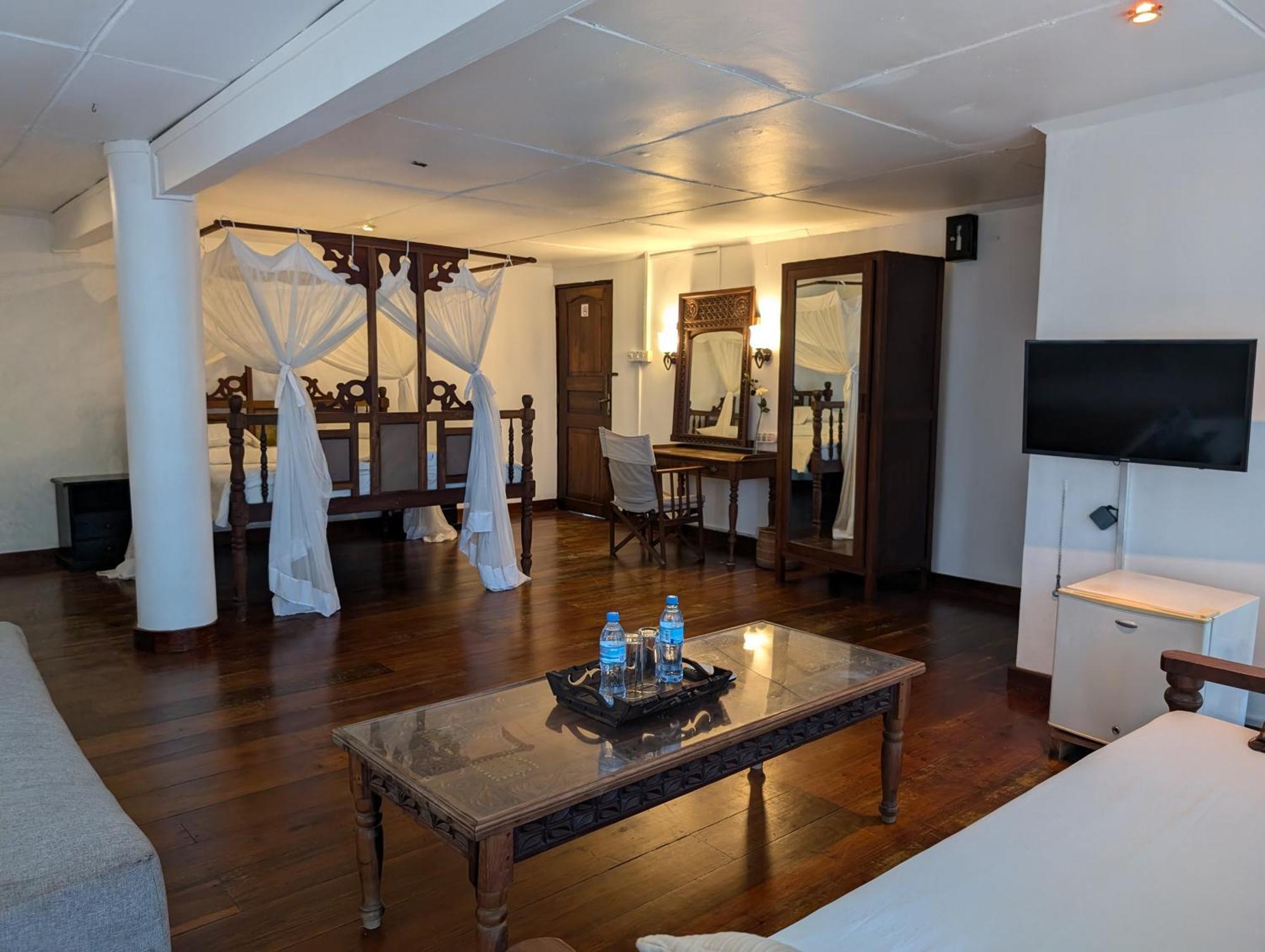 Q-Bar & Guesthouse Дар ес Саалам Екстериор снимка
