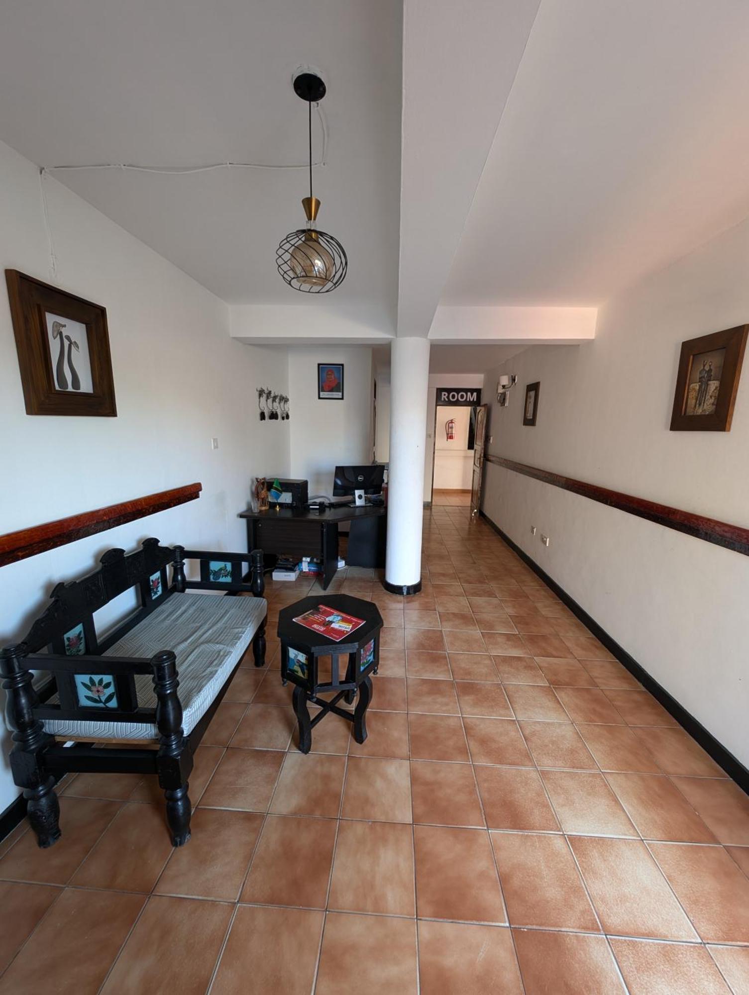 Q-Bar & Guesthouse Дар ес Саалам Екстериор снимка