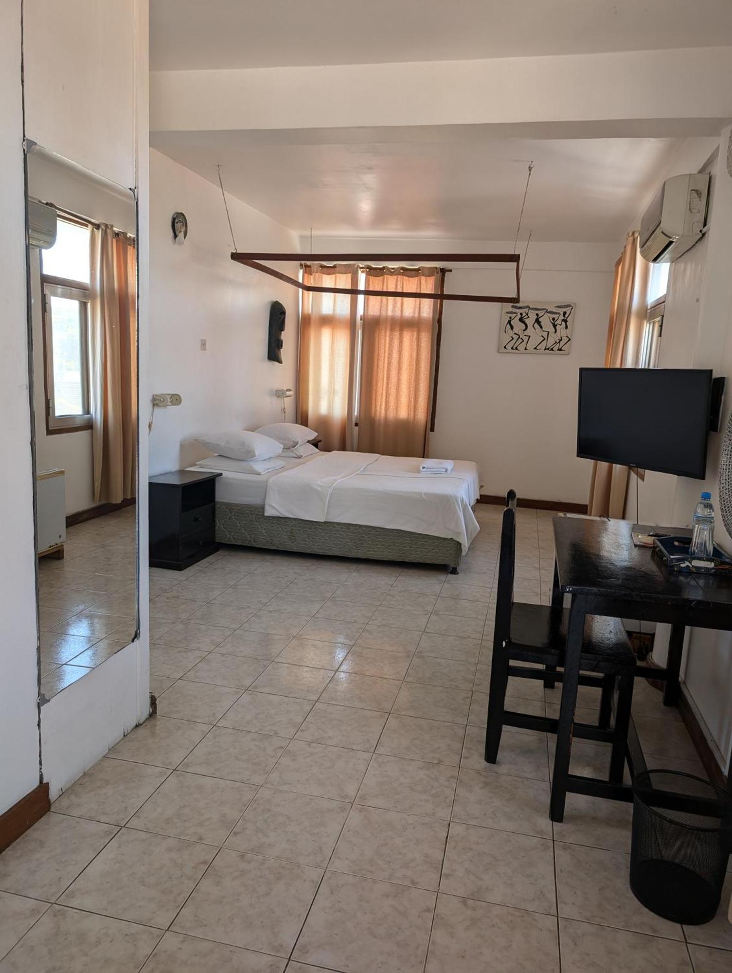 Q-Bar & Guesthouse Дар ес Саалам Екстериор снимка