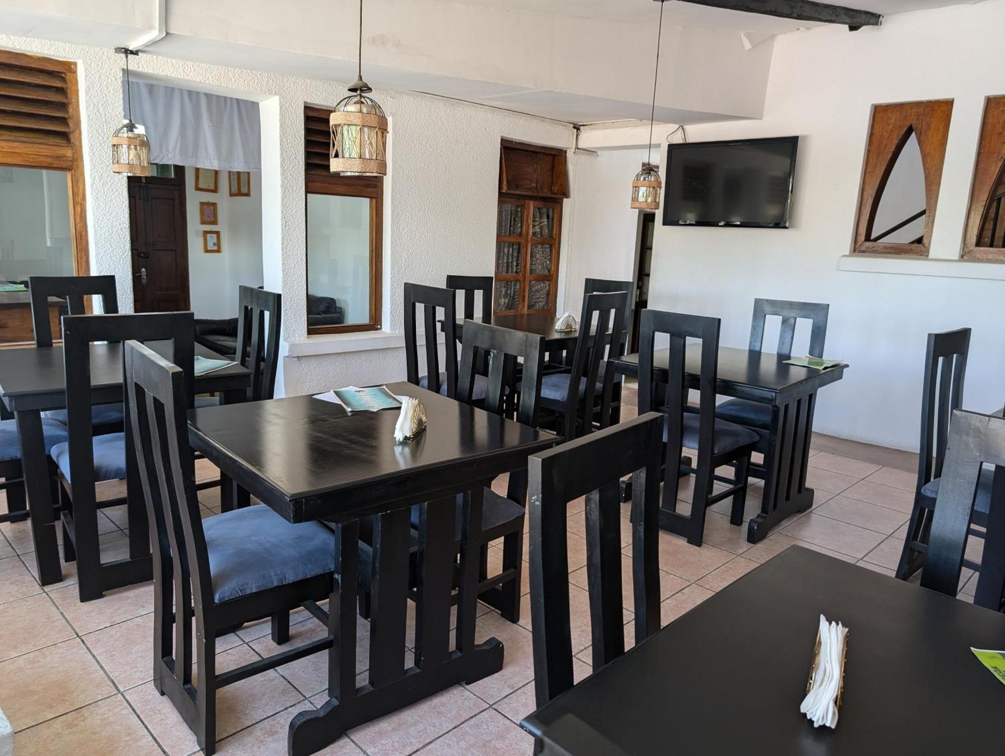Q-Bar & Guesthouse Дар ес Саалам Екстериор снимка