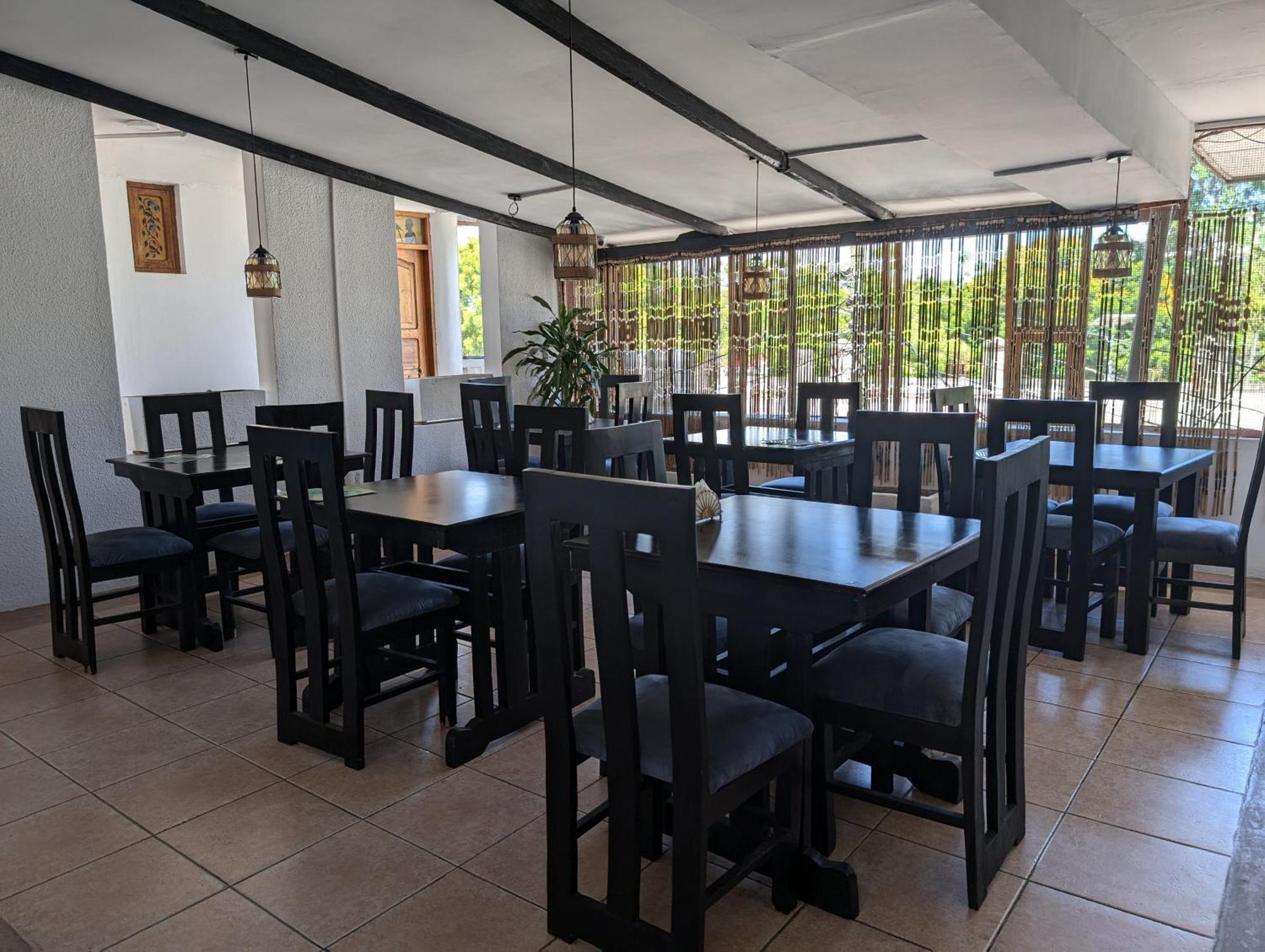 Q-Bar & Guesthouse Дар ес Саалам Екстериор снимка