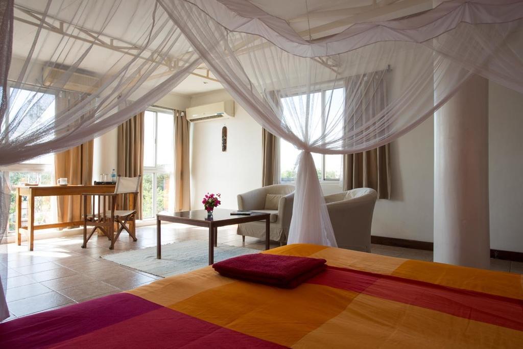 Q-Bar & Guesthouse Дар ес Саалам Екстериор снимка