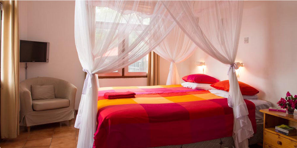 Q-Bar & Guesthouse Дар ес Саалам Екстериор снимка