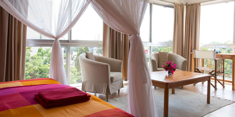 Q-Bar & Guesthouse Дар ес Саалам Екстериор снимка