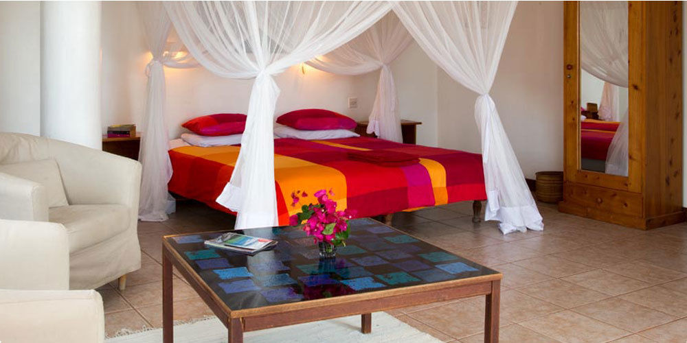Q-Bar & Guesthouse Дар ес Саалам Екстериор снимка
