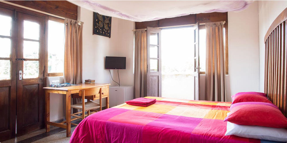 Q-Bar & Guesthouse Дар ес Саалам Екстериор снимка