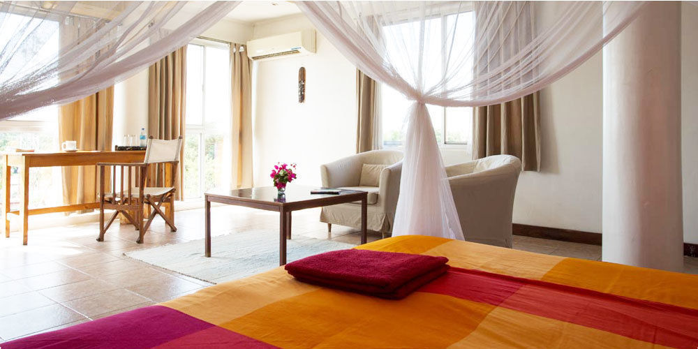 Q-Bar & Guesthouse Дар ес Саалам Екстериор снимка