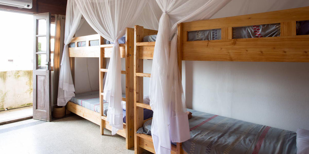 Q-Bar & Guesthouse Дар ес Саалам Екстериор снимка