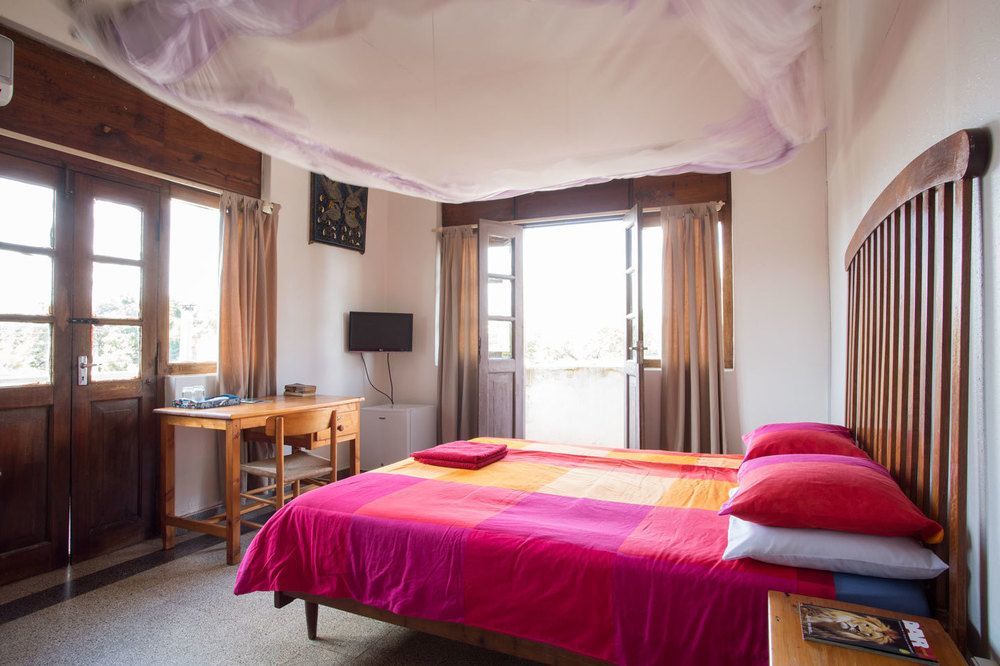Q-Bar & Guesthouse Дар ес Саалам Екстериор снимка