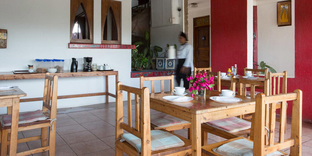 Q-Bar & Guesthouse Дар ес Саалам Екстериор снимка