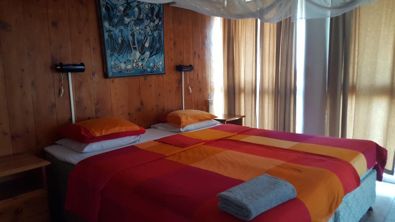 Q-Bar & Guesthouse Дар ес Саалам Екстериор снимка