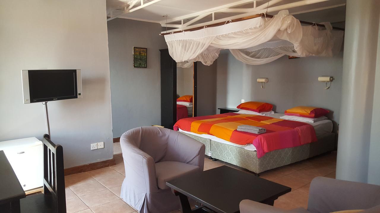 Q-Bar & Guesthouse Дар ес Саалам Екстериор снимка