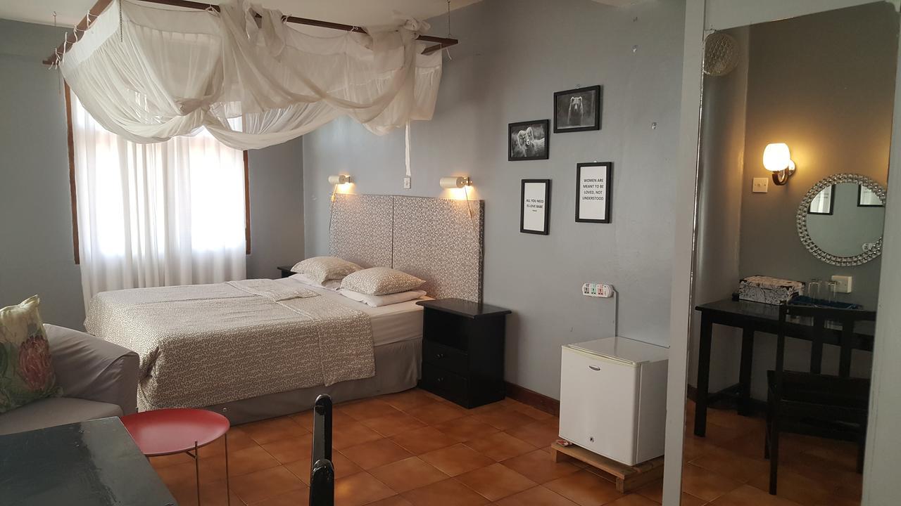 Q-Bar & Guesthouse Дар ес Саалам Екстериор снимка
