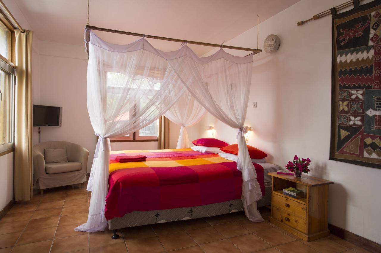 Q-Bar & Guesthouse Дар ес Саалам Екстериор снимка